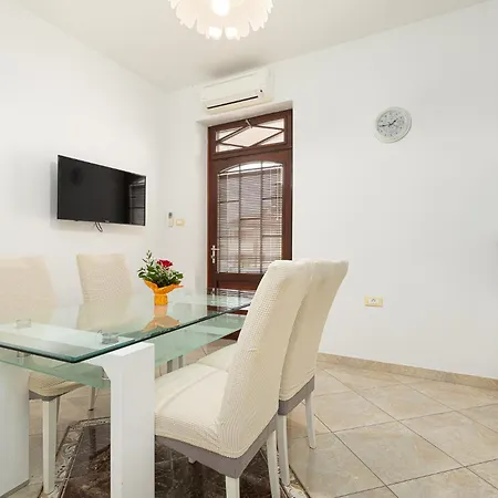 Apartment Valnea - For Five People In The Center Of